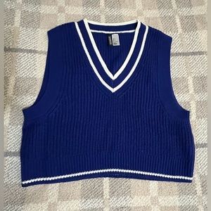 Cropped sweater vest in a medium runs small